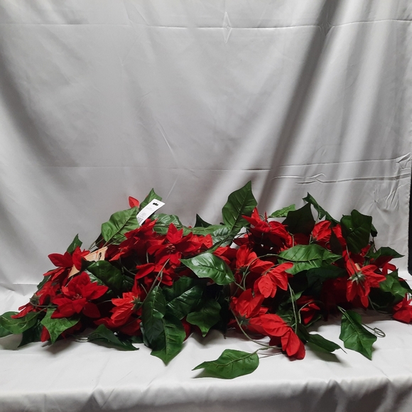 11 Poinsettia garland 6' each piece - Picture 3 of 4